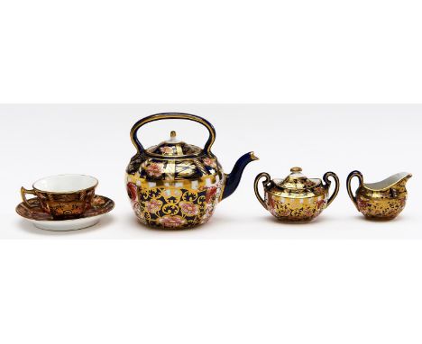 A miniature Royal Crown Derby Old Derby Witches Japan pattern tea service, 1920 and circa, comprising kettle and cover, 67mm 