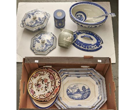 Miscellaneous blue printed earthenware, early 20th c and later, to include a soup tureen, cover and ladle, Willow pattern, a 