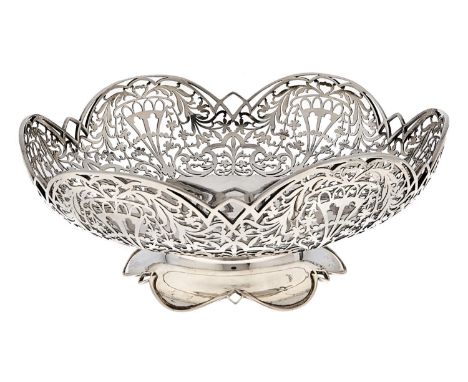 A George V saw pierced silver fruit bowl,&nbsp;on scalloped foot, 21cm diam, by R F Mosley &amp; Co, Sheffield 1928, 13ozs  G