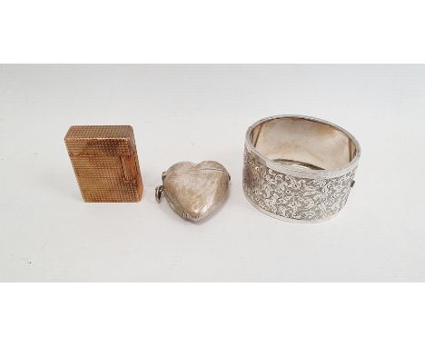 Victorian silver heart-shaped vesta case by Saunders and Shepherd, Chester, 1895, a silver coloured hinged bangle with engrav