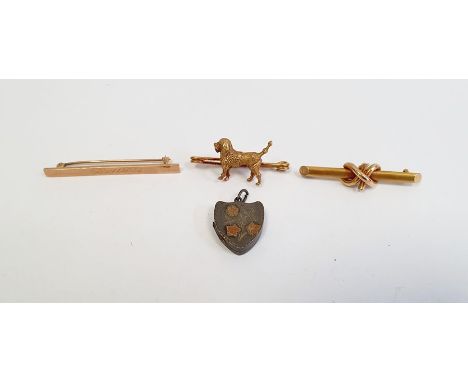 Victorian gold knot bar brooch, marked 15ct, approx. 3.2 g, gold bar brooch engraved 'Beth', marked 10ct, approx. 2g, a gold-