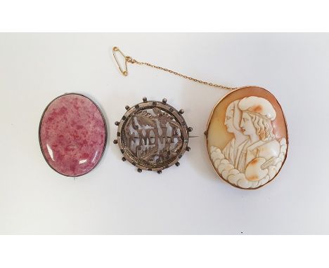 Gold-mounted shell cameo brooch depicting an artist and his wife, marked 9ct, 5cm long, a Victorian silver-coloured brooch wi