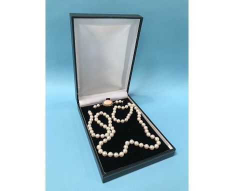 A pearl necklace