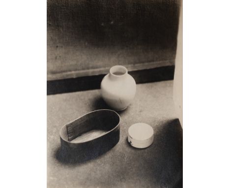 Anonym11,1 x 8,2 cm, o. R.Vase und zwei Dosen, 1925. Silbergelatineabzug auf Fotopapier. Vintage. In Bleistift rückseitig dat