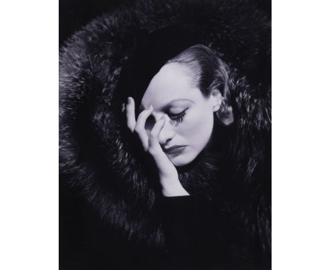 Hurrell, GeorgeCovington/Kentucky, 1904 - Los Angeles, 1992Je 20 x 15,8 cm, R.3 Bl.: "Distraught (Joan Crawford)", 1932/2006;