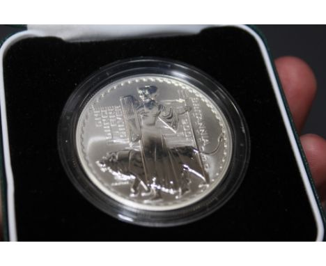 A ROYAL MINT 2001 BRITANNIA SILVER PROOF £2 COIN, with COA/Booklet, in original presentation case