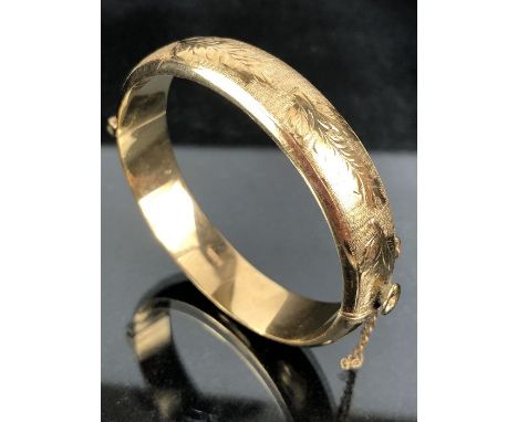 9ct Gold bangle with safety chain with leaf design (approx 21.3g)