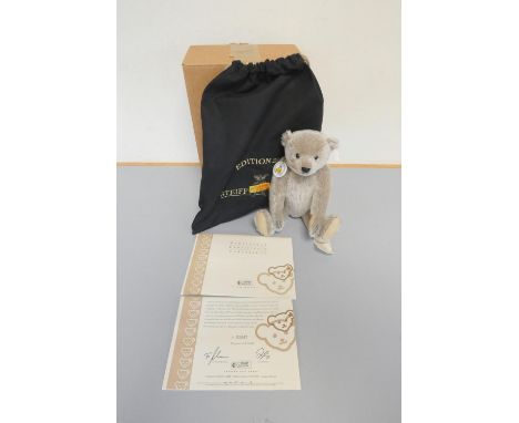 Steiff. Richard Steiff teddy bear, 2005 Club Edition, white tag 420467, in grey mohair. Complete with certificate and box, 11