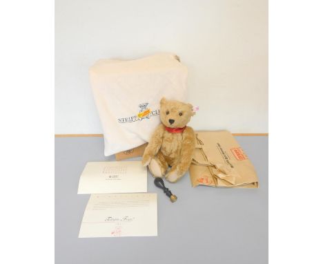 Steiff. Franz teddy bear, 2004 Club Edition, white tag 420405, in blonde mohair., Complete with Steiff wax seal, certificate 