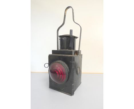 1930s paraffin BR warning light in black japanned finish with red convex lens.&nbsp;