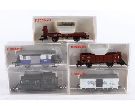 5 Fleischmann Wagen 5054, 5216, 5254, 5362 und 5840, Spur H0, Alterungsspuren, je im OK, meist Z 2