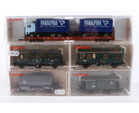 5 Fleischmann Wagen 5050, 5055, 5092, 5273 und 5408, Spur H0, Alterungsspuren, je im OK, meist Z 2