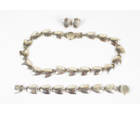 GEORG JENSEN; a suite of hallmarked silver jewellery comprising a "Tulip" pattern necklace, design 66 by Harald Nielsen, leng
