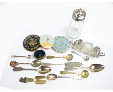 A mixed lot including a George V hallmarked silver butter knife, Joseph Gloster Ltd, Birmingham 1921, two fiddle pattern teas