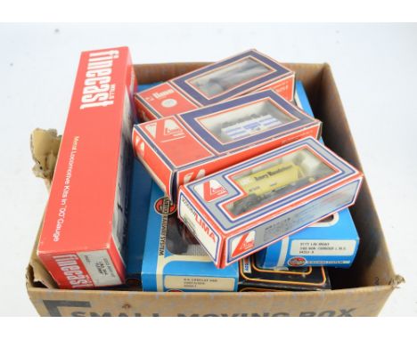 A quantity of boxed locomotives and carriages to include, Palitoy "4-6-0 Rebuit patriot class 6P locomotive B.R. Black", Will
