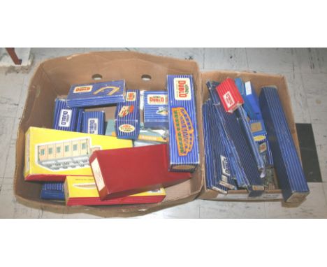 HORNBY DUBLO various boxed accessories including D1 Girder Bridge, D1 Signal Cabin, D1 Footbridge, D1 Level Crossing, 5005 En