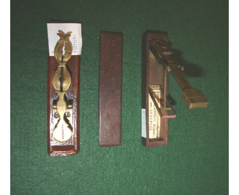 GUINEA SCALES - A WILKINSON a set of brass folding scales in a small mahogany box, with a label inside for A Wilkinson, Kirkb