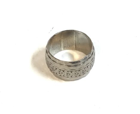 An 18ct white gold ring. Size K and 11.48g Postage A