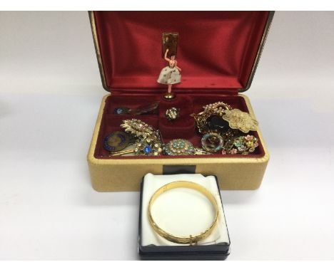 A collection of vintage dress brooches and other costume jewellery. Shipping category B.