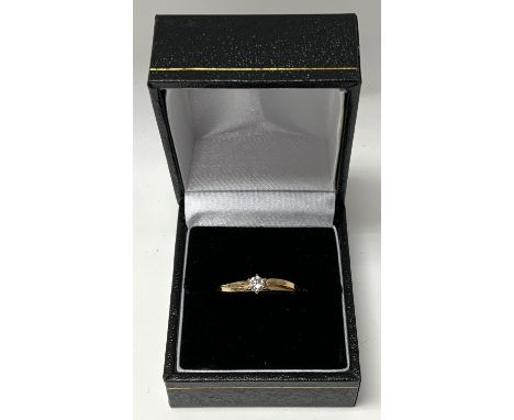 A 9ct gold 0.25ct dimaond solitare ring, Size R (A)