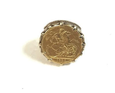 A 1896 full sovereign in a 9ct gold ring. 16.36g size R. Postage B