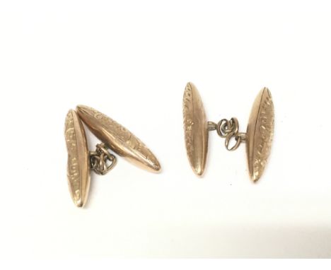 A pair of vintage 9ct gold cufflinks. One in need of repair. Weight 3.45g Postage A