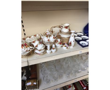 ROYAL ALBERT OLD COUNTRY ROSE APPROX. 50 PIECES AND SOME WORCESTER SMALL TRAYS       F4
