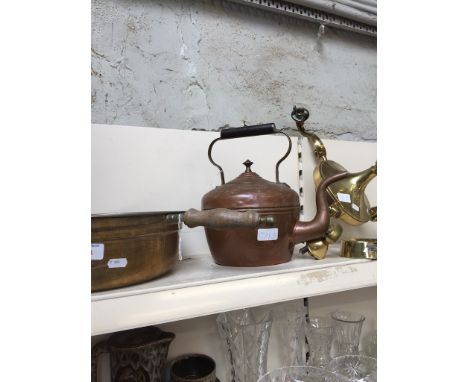 BRASS PAN, COPPER KETTLE AND BRASS LIGHT FITTING     N5