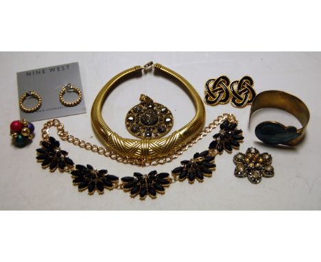 A box of miscellaneous costume jewellery, to include; modern ladies hoop earrings, brass and hardstone bangle, paste set pend