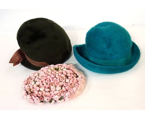 Quantity vintage hats including pink rosebud decorated hat with net veil and others including a Woolsand hat box 