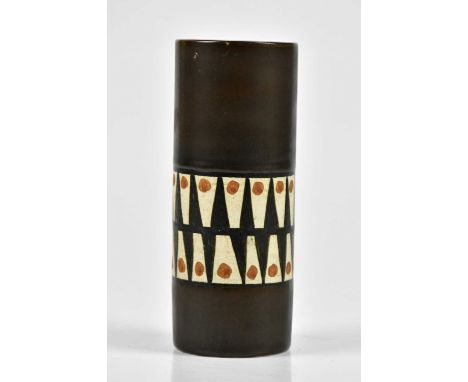 LINDA HAZEL FOR TROIKA POTTERY; a small cylinder vase decorated with a single band of shark tooth decoration inside a mangane