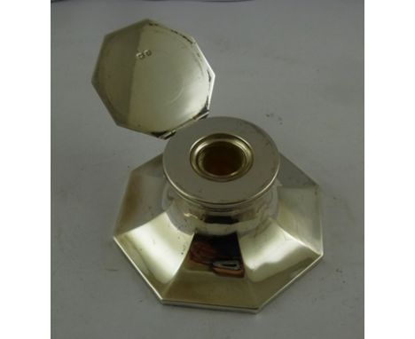 MAPPIN & WEBB A SILVER CAPSTAN INKWELL, having hinged octagonal lid with engine turned border, enclosing detachable clear gla