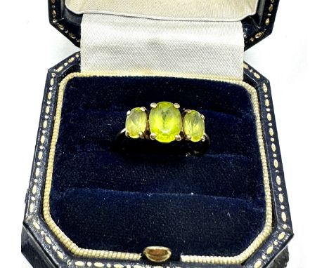 9ct gold oval peridot  ring (2.3g) 