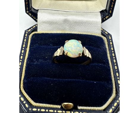 9ct gold opal ring 2.3g central opal measures approx 8mm dia 