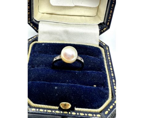 14ct white gold pearl and diamond shoulder ring (1.7g) 