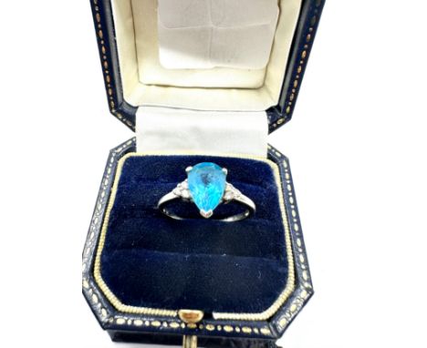 9ct white gold diamond and topaz  ring (2.1g) 