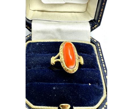 9ct gold band antique coral ring (2.4g) 
