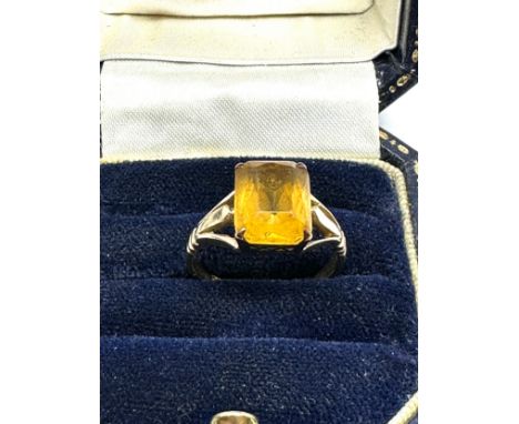 9ct  gold yellow paste stone ring (2.7g) 