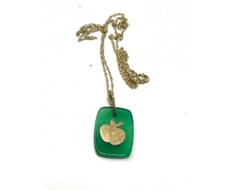 9ct gold chrysoprase apple pendant necklace (2.3g) 