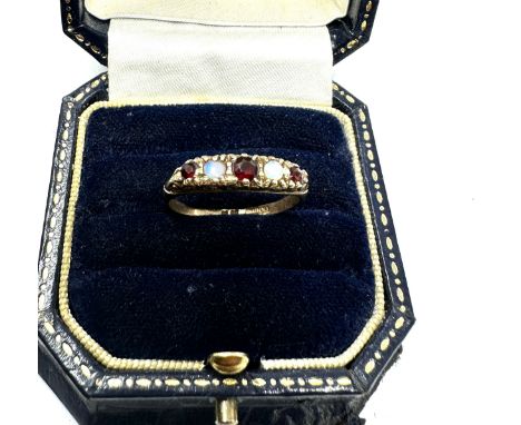 9ct gold vintage garnet and opal five stone ring (1.4g) 