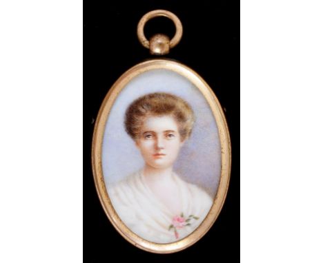 ENGLISH SCHOOL, C1910 PORTRAIT MINIATURE OF A LADY IN A WHITE DRESS WITH ROSE CORSAGE, IVORY, OVAL, 4 X 2.5CM, GILTMETAL FRAM