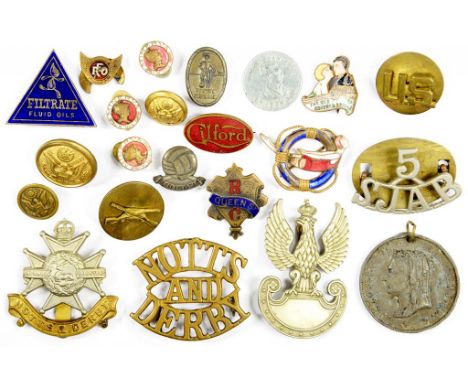 A SMALL COLLECTION OF WORLD WAR I AND OTHER ARMY CAP BADGES, SHOULDER TITLES, BUTTONS, AND SEVERAL OTHER ITEMS INCLUDING 1920