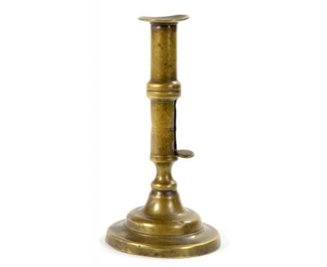 AN 18TH C ENGLISH BRASS CANDLESTICK WITH EJECTOR, 17.5CM H