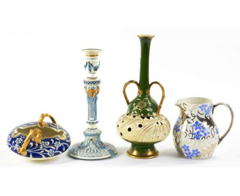 A WEDGWOOD QUEENS WARE BLUE AND GILT DECORATED RAMS HEAD CANDLESTICK, 27CM H, TWO RETICULATED VASES AND  A HANDCRAFT JUG PAIN