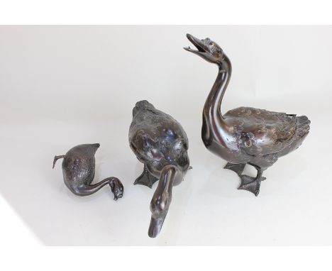 A pair of bronze models of geese, tallest 28cm high, together with a Japanese bronzed metal model of a bird, 12.5cm high (a/f