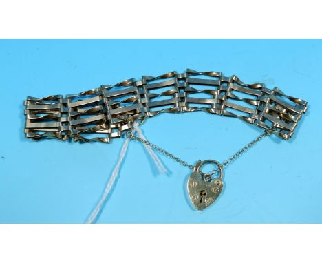 A 9 carat hallmarked gold gate bracelet, 12.1 gm