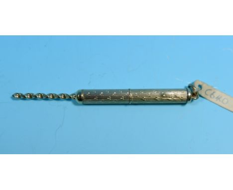 A 9 carat engine turned cigar piercer, retractable with screw action, 6.1 gm