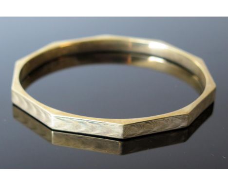 A Large 9ct Gold Decagon Bangle with engine turned decoration, 79mm inside diameter, 14.6g 