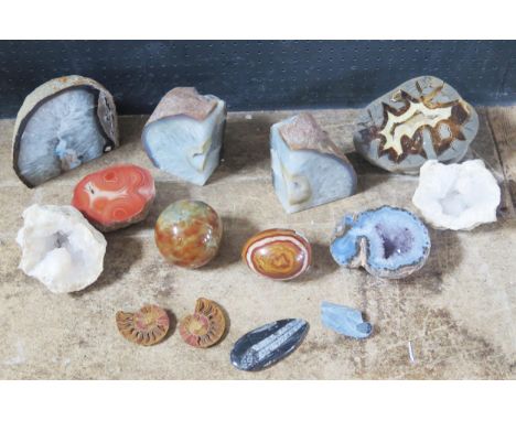 A collection of assorted quartz, amethyst and polished agate geode, 