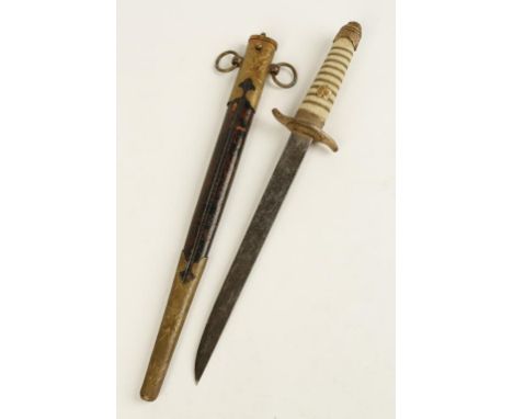 AN OLD JAPANESE DRESS DAGGER with gilt metal mounts and original scabbard